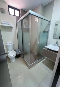 圣卡洛斯Condominios Costa Diamante的带淋浴、卫生间和盥洗盆的浴室