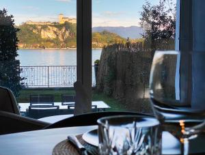 阿罗纳FWL Italian Romance on the Lake的一张桌子,从窗户可欣赏到湖景