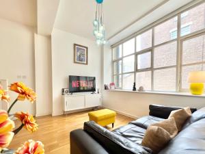 伦敦VIP SERVICED APARTMENTS LONDON ExCELLENT LOCATION GREAT PRICE的带沙发和电视的客厅