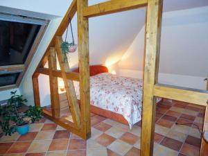 马尔肖Ferienwohnung Mediterran的一间卧室配有一张木制双层床。