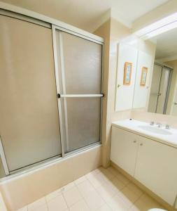 埃斯特角城Piso 14, Espectaular!的带淋浴、盥洗盆和镜子的浴室