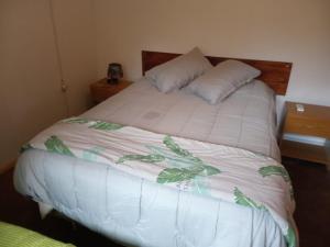 亚特兰蒂斯达Apto. a dos cuadras del mar的卧室配有带白色棉被的床