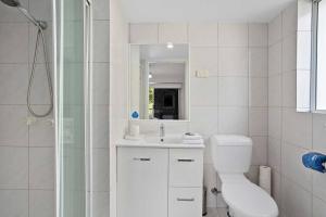 黄金海岸Bilinga Beach House的浴室配有卫生间、盥洗盆和淋浴。