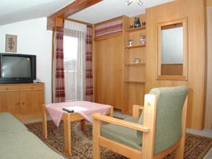 玛丽亚阿尔姆Hotel Hörlgut的客房设有1张床、1张桌子和1台电视。