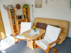 马尔肖Bungalow im Garten的客厅配有桌子和两把椅子