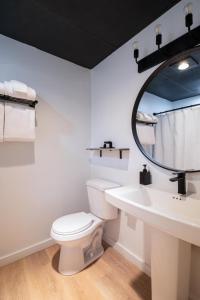 Trailhead by Weekender的一间带卫生间、水槽和镜子的浴室
