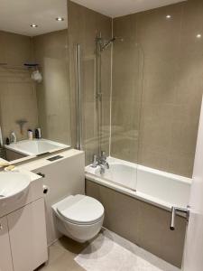 伦敦No-taking-reservations的浴室配有卫生间、淋浴和盥洗盆。