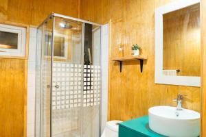 PueloENTRE BOSQUE的一间带玻璃淋浴和水槽的浴室