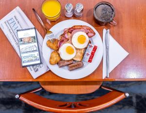 布里斯班布里斯班大南部酒店的包括鸡蛋和培根的早餐盘