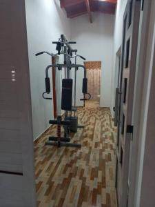 梅赛德斯el quincho的走廊上设有两台跑步机的健身房