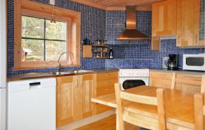 萨伦Lovely Apartment In Slen With House A Panoramic View的厨房配有木制橱柜、桌子和水槽。