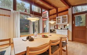 维斯特索马肯Gorgeous Home In Nex With Wifi的厨房以及带大木桌的用餐室。