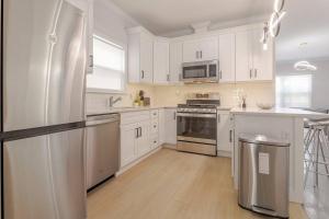 伊丽莎白Beautiful 3bedroom apartment的厨房配有白色橱柜和不锈钢冰箱