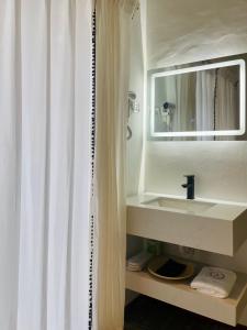 珍南海滩Attitude Resort Langkawi的一间带水槽和镜子的浴室