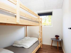 AllingåbroHoliday home Allingåbro XII的一间卧室配有两张双层床。