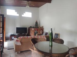 伊图佩瓦Chacara Recanto Paraíso Guacuri 2的客厅配有桌椅和电视。