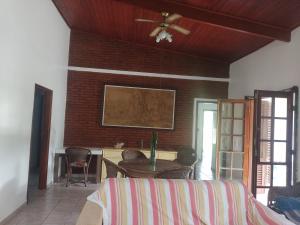 伊图佩瓦Chacara Recanto Paraíso Guacuri 2的客厅配有吊扇和桌子