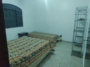 伊图佩瓦Chacara Recanto Paraíso Guacuri 2的一间卧室设有两张床,其中有梯子