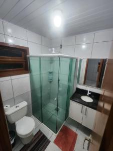 伊达贾伊Residencial Silveira的一间带玻璃淋浴和卫生间的浴室