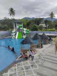 茂物HOTEL & WISMA BINTANG JADAYAT的一群人在度假村的游泳池里