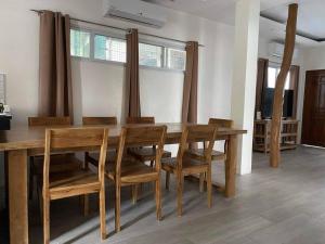 宿务Brand New Home in Cebu City with 3 Large Bedrooms!的一间带木桌和椅子的用餐室