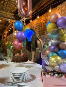 利马Casa en San Fernando Pachacamac的一张桌子,上面放着一大堆气球和蛋糕