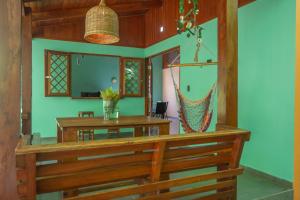 别霍港Colores del Caribe的一间带长凳和吊床的用餐室