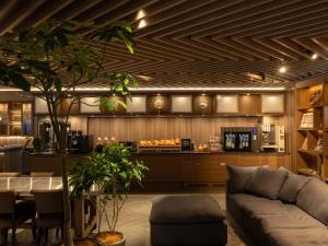 京都insomnia KYOTO OIKE的客厅配有沙发和桌子