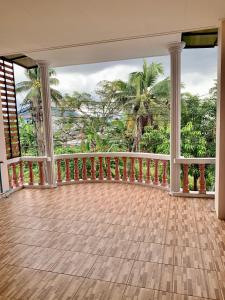 合艾BAAN OZONE的一座空房子,阳台上种植了棕榈树