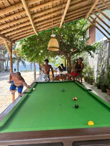 波尔多·格尼拉Bamboo House Beach Lodge & Restaurant的一群男子打台球