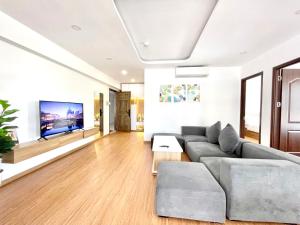 芽庄Muong Thanh Vien Trieu Beachfront Apartment的带沙发和平面电视的客厅