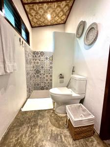 圣维森特Yumi Villas的一间位于客房内的白色卫生间的浴室