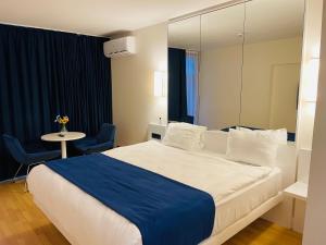 巴统Orbi floor40的配有一张大床和镜子的酒店客房