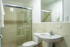 巴拿马城Apartamento en San Francisco的浴室配有卫生间、盥洗盆和淋浴。