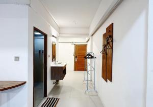清迈Key酒店@古城中心店的走廊上设有带水槽和镜子的浴室