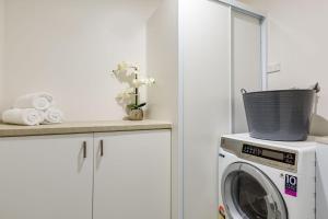 赫斯基森Ishtar Apartment 2- Luxury Living Accommodation的洗衣机上方有一个篮子