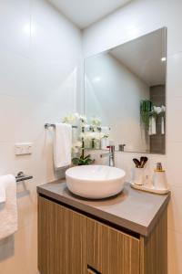 赫斯基森Ishtar Apartment 2- Luxury Living Accommodation的一间带水槽和镜子的浴室