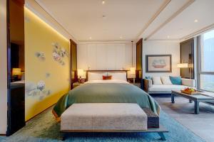 杭州JiuTai Hotel Hangzhou的一间卧室配有一张大床和一张沙发