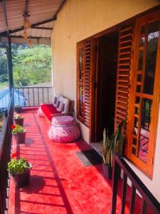 纳拉坦尼亚Vegetable Garden House的红色地毯阳台