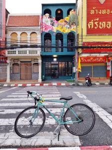 Ban Lo LongW168 hostel的停在街道边的一辆蓝色自行车