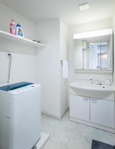 福冈Tenjin Minami San Ban Kan的白色的浴室设有水槽和镜子