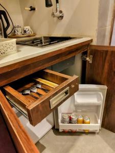 加尔各答The Turquoise Letterbox - Twin at Central的带水槽的厨房内的开放式抽屉