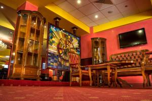 盖夫盖利亚参议员赌场汽车旅馆的用餐室设有长凳和墙上的电视