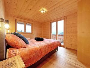 拉茨欧马兹Chalet a Didi - Alps Paradise - 4 Vallees的一间设有床铺的卧室,位于带窗户的房间内