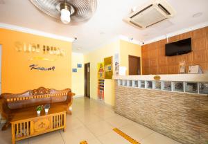 吉隆坡Sun Inns Hotel Kepong near Hospital Sungai Buloh的一间配有沙发的快餐餐厅的大堂