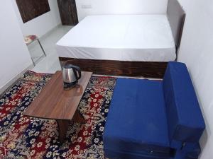 乌代浦Hotel Balaji Residency的一间卧室配有一张床和一张木桌