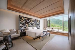 腾冲腾冲暻阁半山温泉酒店的一间卧室设有一张床和一个大窗户