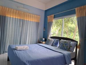 考科博士楼酒店的一间卧室配有一张蓝色墙壁的床和一扇窗户