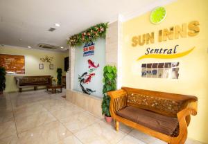 吉隆坡布里克菲尔德中心太阳酒店的大堂内带长凳的阳光牙科办公室