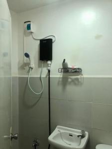 马尼拉JMC Homes的一间带卫生间的浴室和墙上的一部电话
